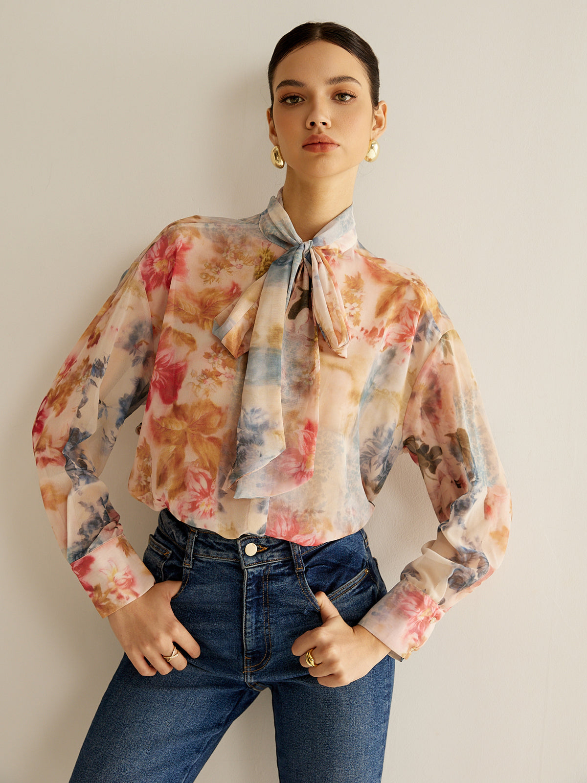 Tenká košile s uvázaným límcem v romantickém stylu