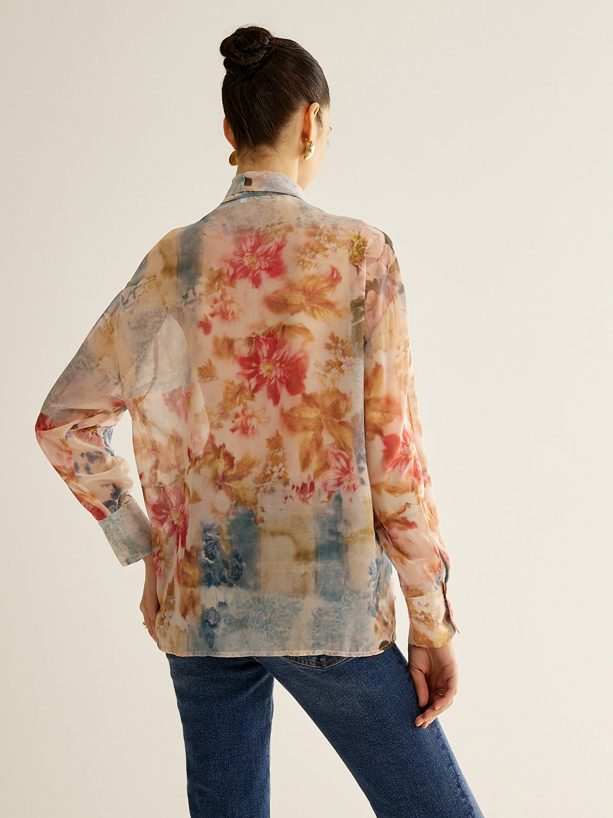 Tenká košile s uvázaným límcem v romantickém stylu