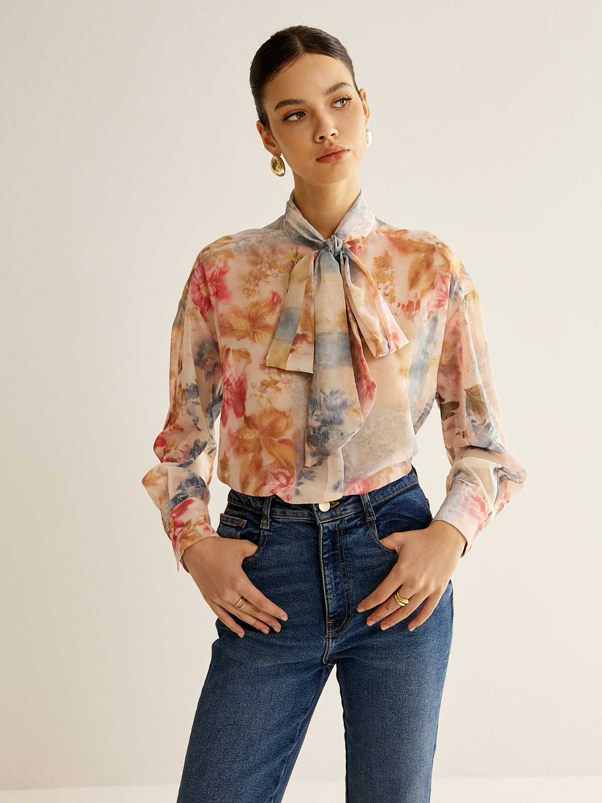 Tenká košile s uvázaným límcem v romantickém stylu