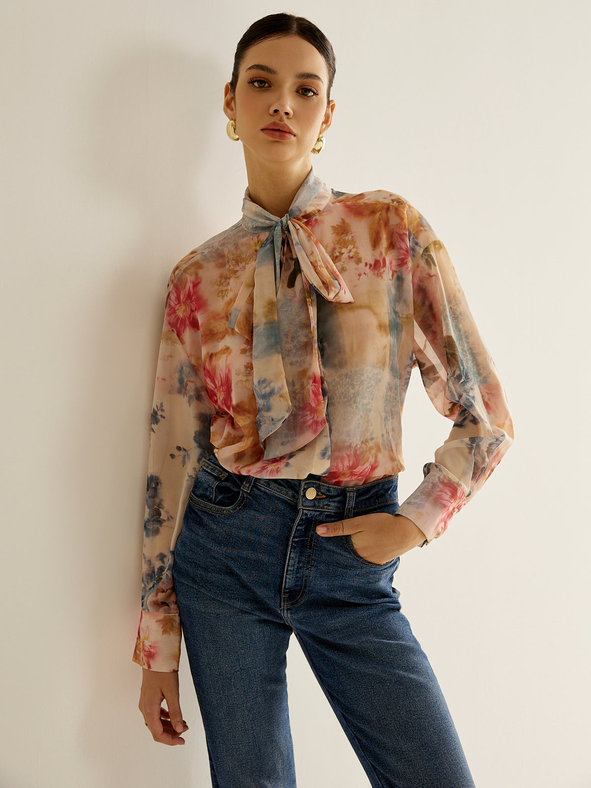 Tenká košile s uvázaným límcem v romantickém stylu