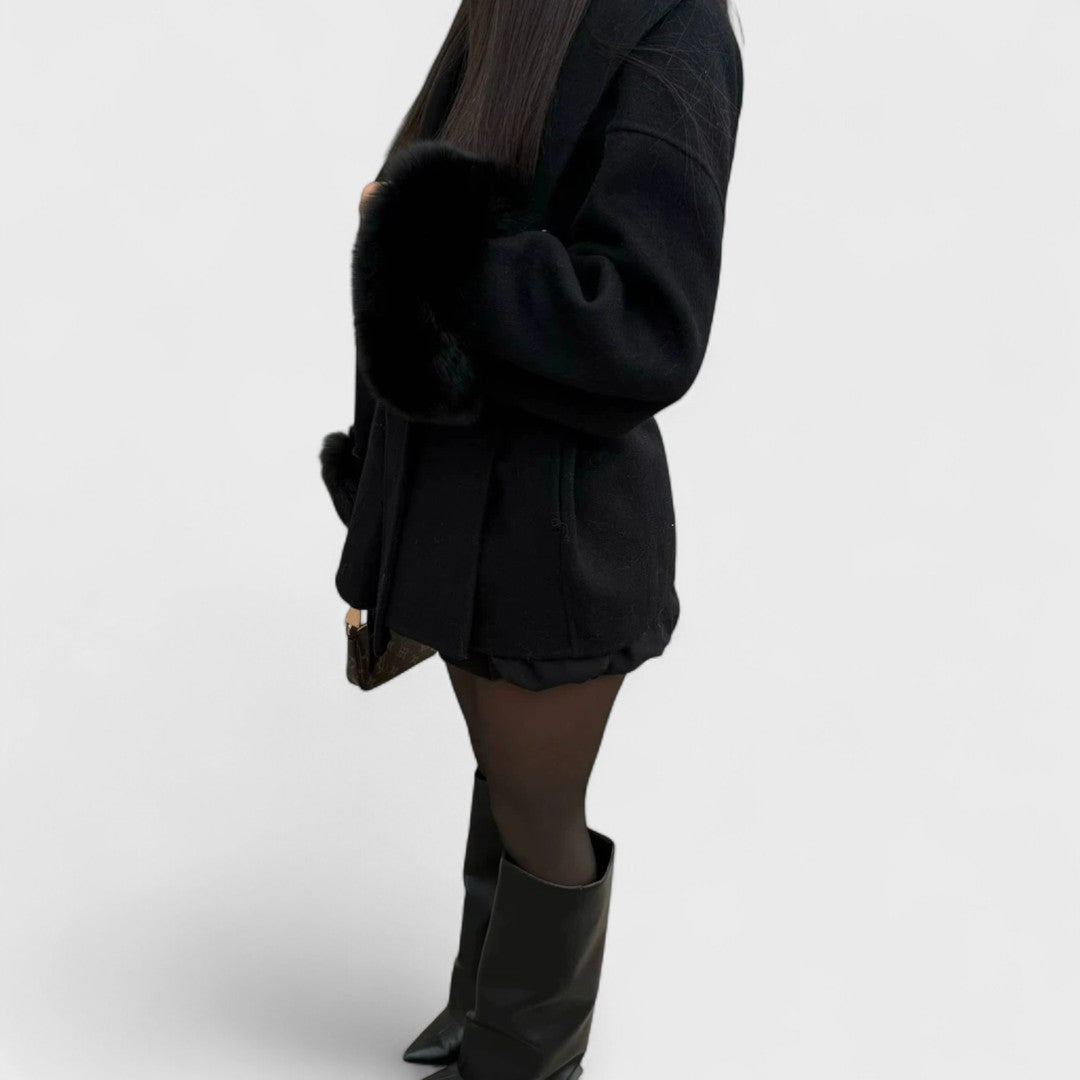 Adrianna | Elegantní kabát s univerzálními detaily a nadčasovým designem