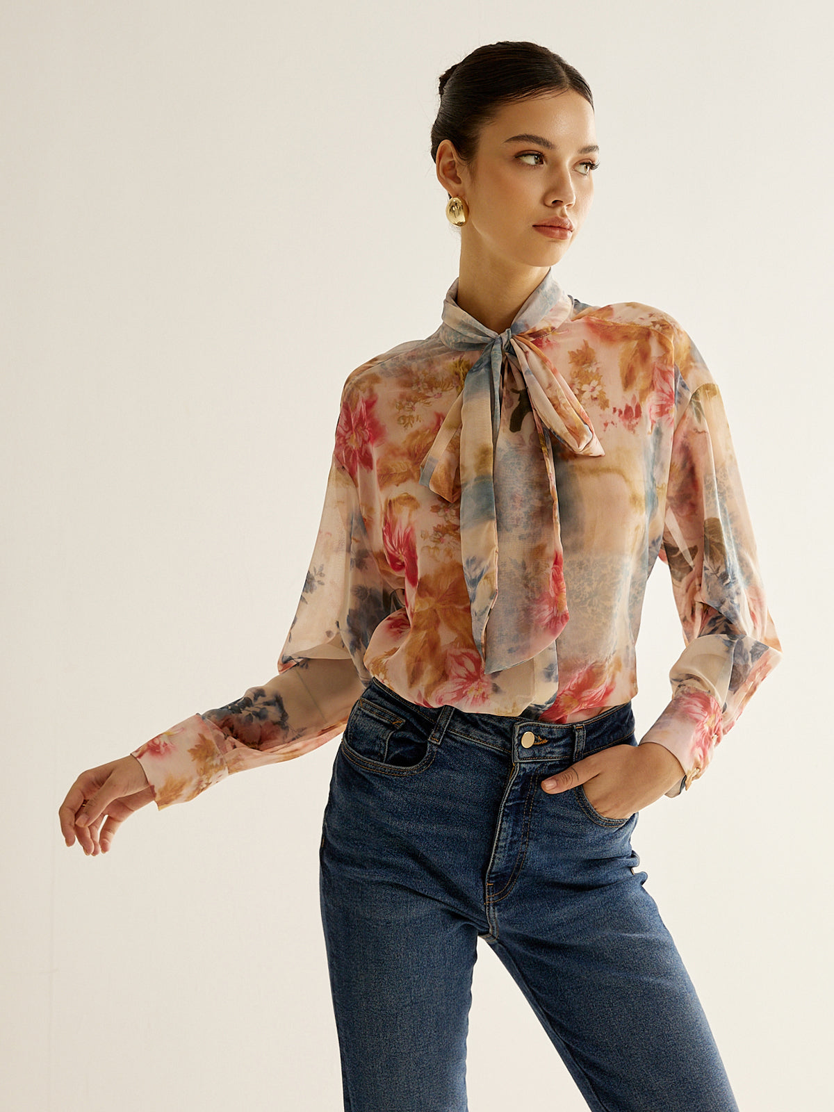 Tenká košile s uvázaným límcem v romantickém stylu