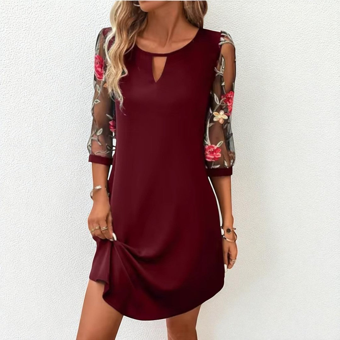 Diana Bordeaux™ | Elegantní mini šaty s V-výstřihem a průhlednými rukávy